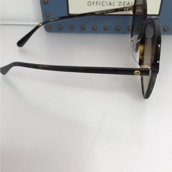 GUCCI GG0546SK Oversized Butterfly Sunglasses Butterfly frame sunglasses in black | GUCCI® US main image 4